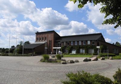 Bild vergrößern: Hier wird das Amtsgebäude des 
Amtes Geltinger Bucht in Steinbergkirche gezeigt.